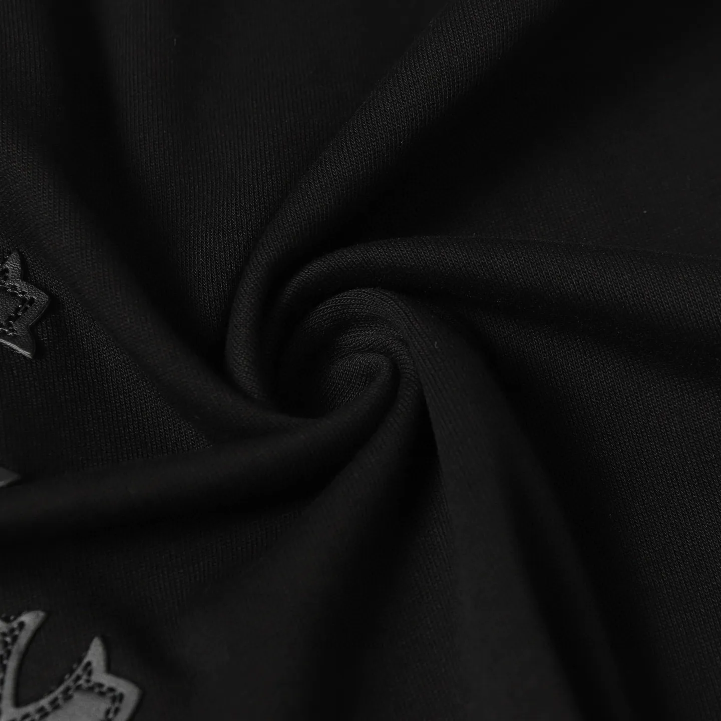 🅿️190 COME HEARTSCH/Cro Heart 25ss string label leather label short-sleeved T-shirt. Uses direct injection imported machine printing hardware and accessories. All grinding and customization. Correct configuration. Black 2025 packaging. 280 grams custom-dyed double yarn cotton. The version is large, loose and stylish. The difference is that the low version is slim and long. The upper body is pulled at the hips. The high-density main mark is hand-sewn. The washed tag is the same for men and women. Color: black/white Size: XS-L